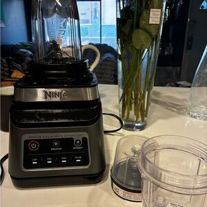 Ninja Black and Silver Blender Set without  pitcher it broke during the move.